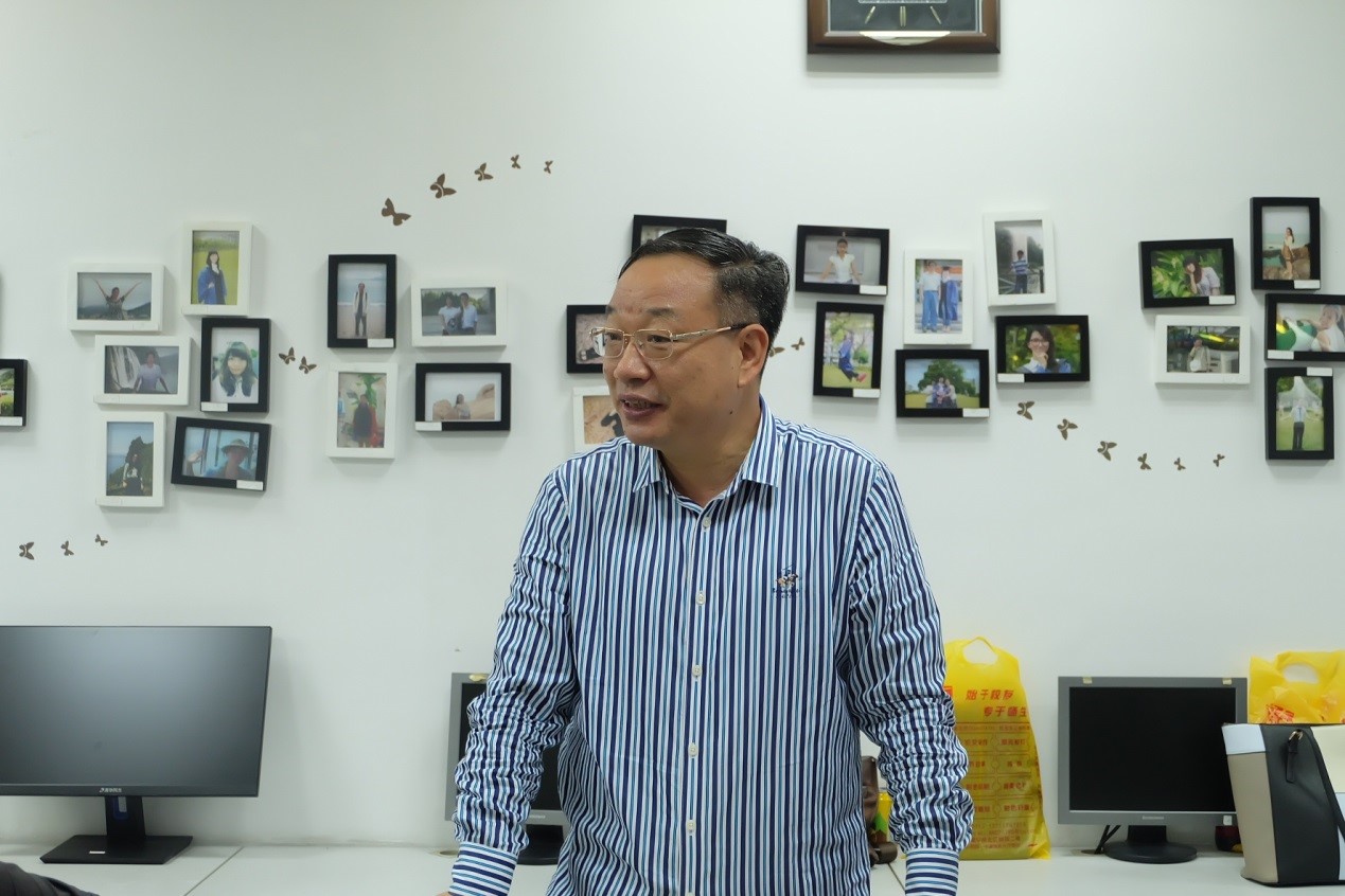 图为 钱扬义教授主持