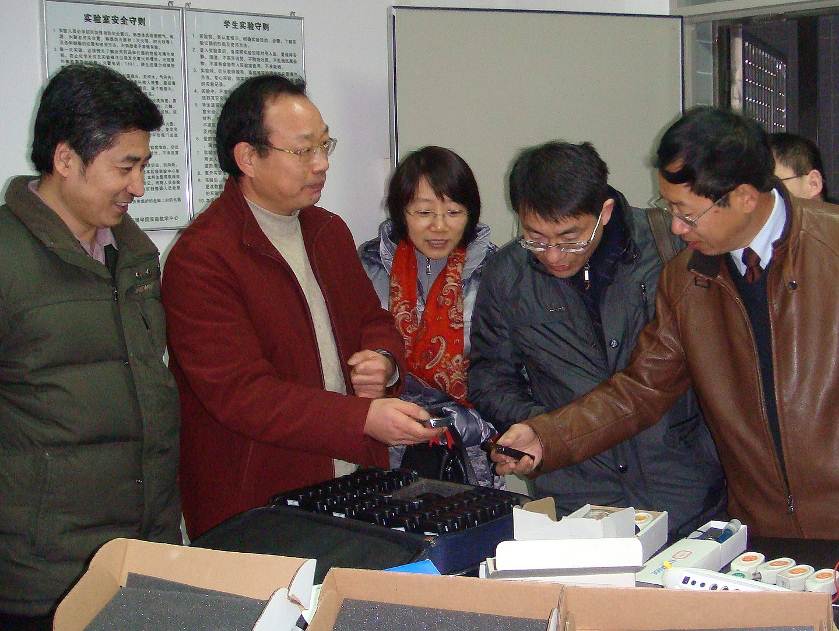 钱扬义教授展示互动课堂发射器