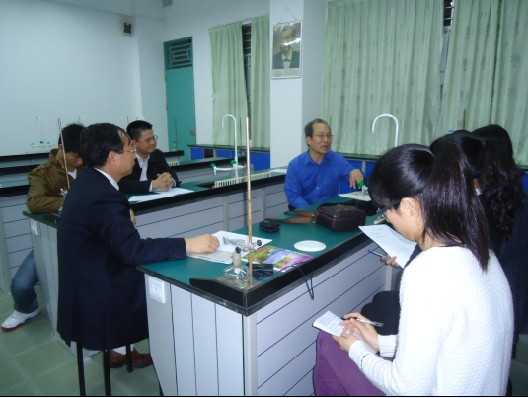研究生正在和几位经验丰富的教师展开教学方面的讨论